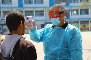 ماذا أفعل إذا تعرضت لشخص مصاب بكوفيد-19