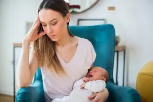 سيدة تعاني من زيادة الأفكار الانتحارية 