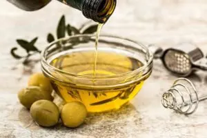 زيت الزيتون لعلاج قشرة الراس