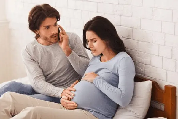 الولادة الطبيعية في المنزل بمساعدة الزوج