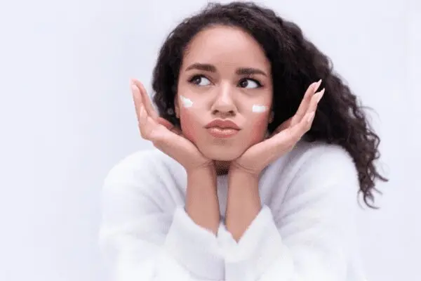 ما فائدة كريم اكرتين للوجه؟