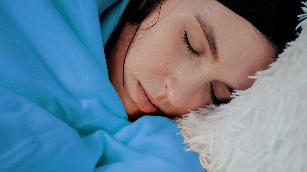 أسباب التعرق أثناء النوم والجو بارد عند النساء