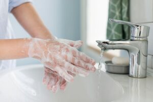 قبل إدخال التحميلة، من الضروري غسل اليدين جيداً بالماء والصابون وتجفيفهما بشكل كامل